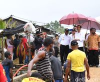 Jokowi ketika meninjau pelaksanaan Program Padat Karya Tunai di Sorong, Papua Barat. 