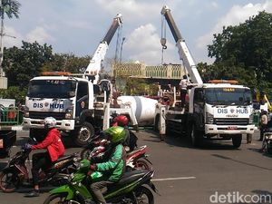 Truk Molen Terguling Dievakuasi Mobil Derek Dishub Truk Molen Terguling Dievakuasi Mobil Derek Dishub