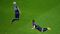 Masih ingat gol indah Robin van Persie ke gawang Spanyol di Piala Dunia 2014? Gol yang dikenal dengan sebutan flying dutchman itu ternyat lebih dulu mengenai kepala Kane sebelum meluncur ke gawang Tim Matador. (Foto: Twitter)