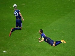 Masih ingat gol indah Robin van Persie ke gawang Spanyol di Piala Dunia 2014? Gol yang dikenal dengan sebutan flying dutchman itu ternyat lebih dulu mengenai kepala Kane sebelum meluncur ke gawang Tim Matador. (Foto: Twitter)
