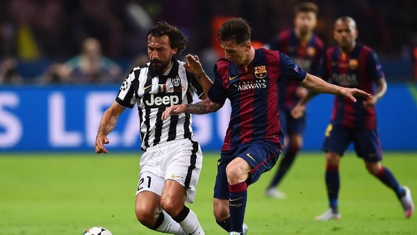 BERLIN, GERMANY - JUNE 06:  Lionel Messi of Barcelona tackles Andrea Pirlo of Juventus during the UEFA Champions League Final between Juventus and FC Barcelona at Olympiastadion on June 6, 2015 in Berlin, Germany.  (Photo by Laurence Griffiths/Getty Images)