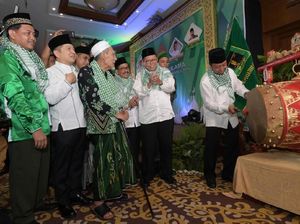 Mbah Moen dan Kader PPP Ikutan Pakai Sorban ala Romahurmuziy