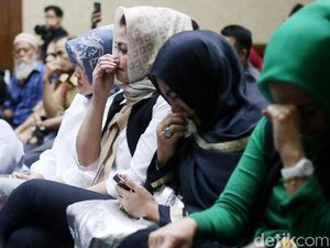 Tangis Deisti Pecah saat Novanto Minta Maaf di Sidang Pleidoi