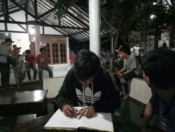 YouTuber Erlanggs Dihukum Bersihkan Taman Akibat Prank Pocong