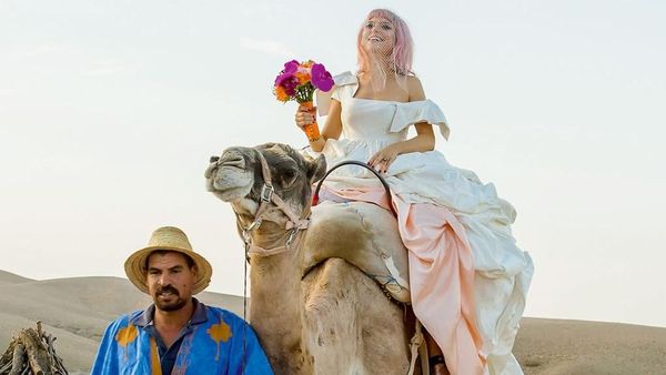 Pernikahan Paling Epik! Pasangan Ini Menikah di Gurun Pasir