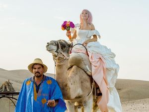 Pernikahan Paling Epik! Pasangan Ini Menikah di Gurun Pasir