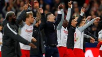 Salzburg merayakan comeback gemilang ini bersama para suporternya. Foto: Leonhard Foeger/Reuters