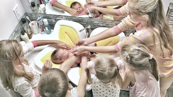 6 Bersaudara Ini Akur Banget, Adem Deh Melihatnya