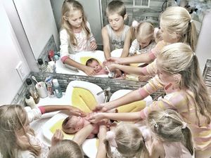 6 Bersaudara Ini Akur Banget, Adem Deh Melihatnya