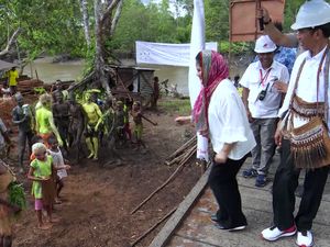 Semangatnya Iriana Menari Bareng Anak-anak Asmat Semangatnya Iriana Menari Bareng Anak-anak Asmat