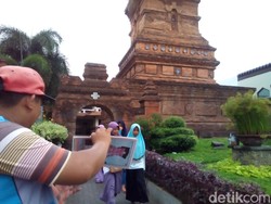 Nasib Tukang Foto Menara Kudus di Tengah Gempuran Kamera Ponsel