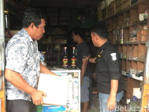 Polisi Sita Ratusan Botol Miras di Jakbar