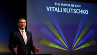 Final Liga Champions musim ini akan dihelat di Kiev, Ukraina. Vitali Klitschko, mantan petinju top yang kini jadi walikota Kiev, ikut hadir dalam pengundian untuk untuk memberi kata sambutan. (Foto: Stefan Wermuth/Reuters)