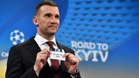 Setelah itu Shevchenko memperlihatkan nama Liverpool. (Foto: Fabrice COFFRINI/AFP)