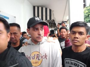 Riza Shahab Nge-fly saat Diciduk Pesta Sabu Riza Shahab Nge-fly saat Diciduk Pesta Sabu