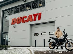 Ganteng, Masih Muda, Touring Sendirian, Siapa Mau Temani?