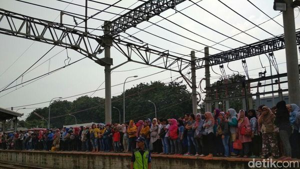 Disambangi Menhub, Ini Suasana Stasiun Duri Penuh Sesak Penumpang
