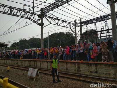 Disambangi Menhub, Ini Suasana Stasiun Duri Penuh Sesak Penumpang