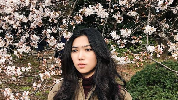 Foto: Cantiknya Isyana Sarasvati & Sakura yang Bermekaran