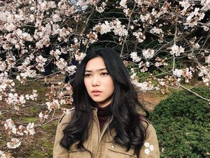 Foto: Cantiknya Isyana Sarasvati & Sakura yang Bermekaran