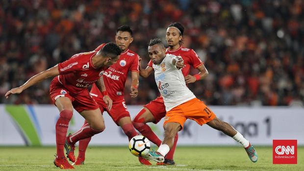 Borneo FC kesulitan mengimbangi Persija di babak kedua karena kalah jumlah pemain setelah Leonard Tupamahu dikartu merah.