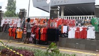 Ada juga pedagang yang berdagang di depan TVRI