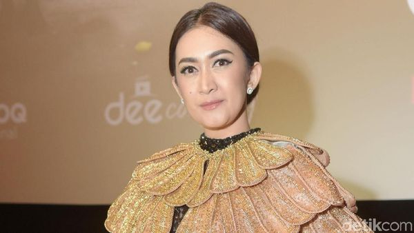 Baju Bersayap Milik Nafa Urbach