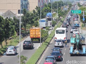 Volume Kendaraan Tinggi, Jalan Arteri Porong Macet Hingga Tol