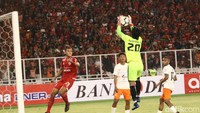 Macan Kemayoran nyaris mencetak gol saat laga baru berjalan enam menit lewat tendangan Marko Simic. Namun, bola hasil sepakan striker asal Kroasia itu masih sedikit melambung di atas gawang.