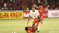Borneo FC dipaksa keras untuk main lebih bertahan setelah Persija tak kunjung mengendurkan serangan.