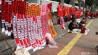 Atribute yang dijual diantaranya kaos dan syal.