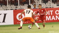 Persija akhirnya memecah kebuntuan di menit ke-40 lewat Jaimerson da Silva. Bek asal Brasil ini sukses membobol gawang Borneo FC lewat tendangan bebas. Bola hasil tembakan keras Jaimerson meluncur deras ke sisi kanan bawah gawang, yang membuat Muhammad Ridho termenung melihat bola meluncur.