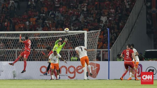 Kiper Borneo FC Muhammad Ridho bermain bagus meski kebobolan di babak pertama.