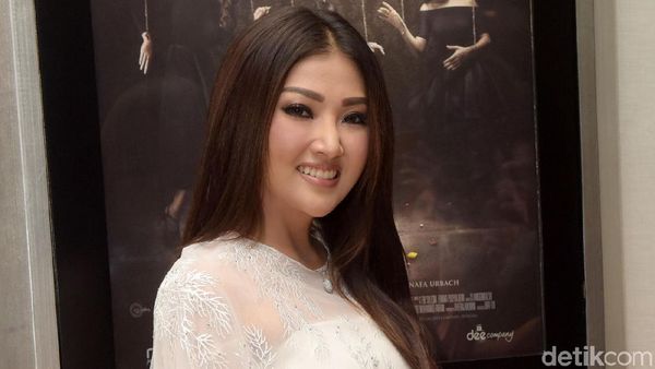 Tak Pakai Daster, Sarwendah Tampil Cantik dengan Gaun Putih