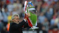 Paul Breitner sempat memutuskan pensiun dari Timnas Jerman Barat di usia 22 tahun, usai memenangi Piala Dunia 1974. Alasannya, ia ingin berkarier di Spanyol. Namun ia sempat kembali dan benar-benar pensiun pada 1982. (Foto: Laurence Griffiths/Getty Images)