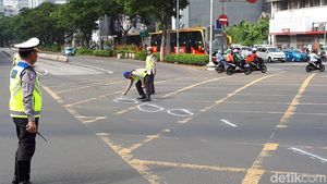 Foto: Suasana Olah TKP Lokasi Model Tabrak Ojol di Harmoni