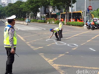 Foto: Suasana Olah TKP Lokasi Model Tabrak Ojol di Harmoni