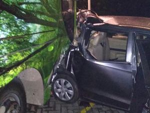 Rem Blong, Bus Wisata Tabrak 5 Mobil di Restoran Puncak