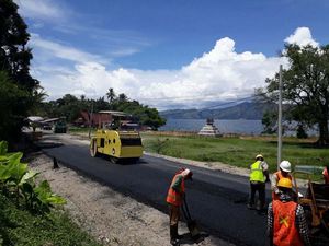Ke Danau Toba Singgah di Samosir, Jalannya Diperlebar Lho