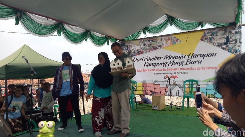 Menangis, Warga Serahkan Maket Kampung Akuarium ke Anies