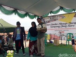 Menangis, Warga Serahkan Maket Kampung Akuarium ke Anies