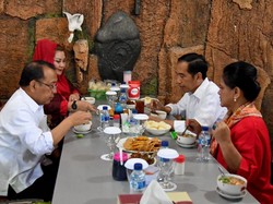 Kunjungan ke Semarang, Jokowi-Iriana Asyik Sarapan Soto Ayam