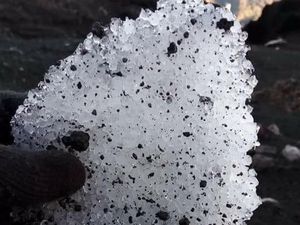 Muncul Lapisan Es Langka di Mahameru, Pendaki Diimbau Hati-hati