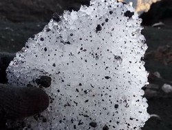 Muncul Lapisan Es Langka di Mahameru, Pendaki Diimbau Hati-hati