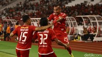 Selebrasi Rohit menggendong Riko Simanjuntak.