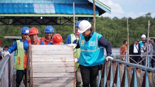 Begini Perjuangan Melistriki Desa Teluk Hiri di Kalteng