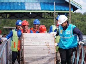 Begini Perjuangan Melistriki Desa Teluk Hiri di Kalteng