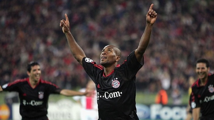 MUNICH, GERMANY - SEPTEMBER 28:  Ze Roberto of Munich celebrates scoring the fourth goal during The UEFA Champions League match between Bayern Munich and AFC Ajax  at The Olympic Stadium on September 28, 2004 in Munich, Germany.  (Photo by Stuart Franklin/Getty Images)