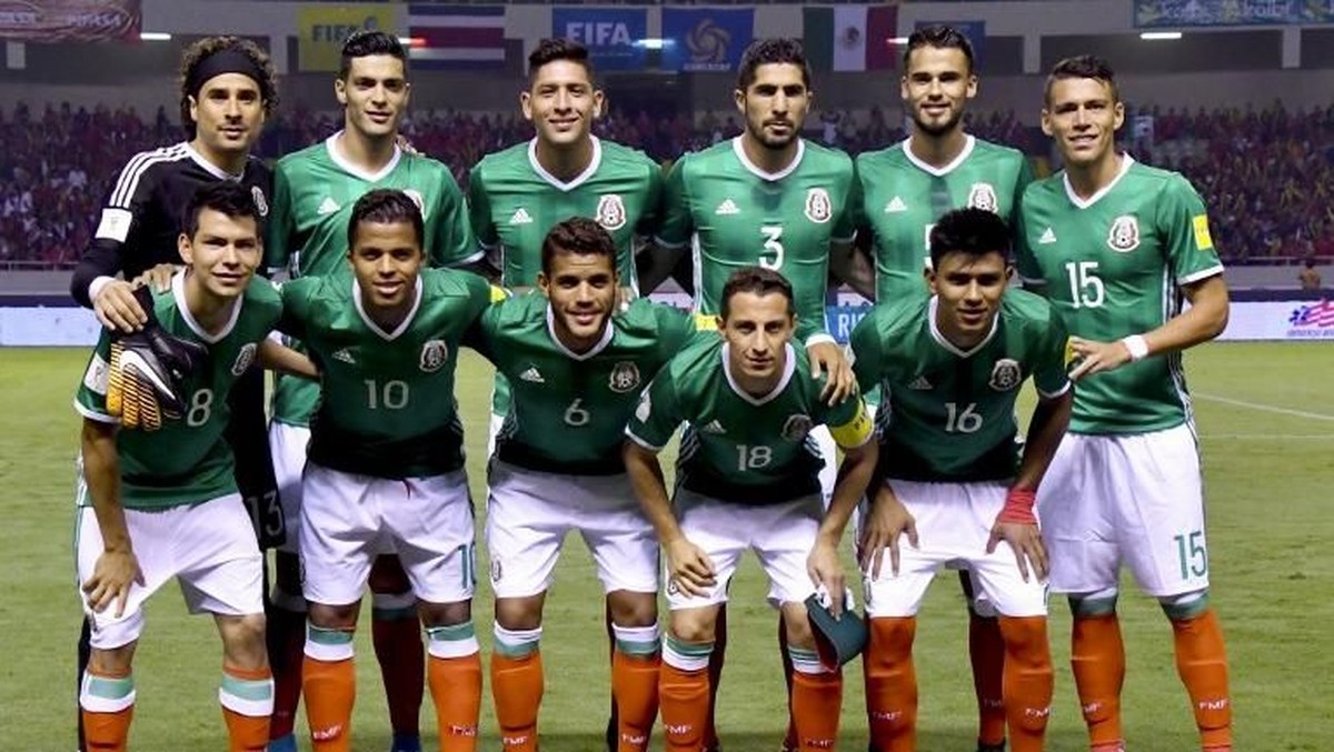 Giovani Dos Santos (nomor 10) di samping sang adik Jonathan (nomor 6) di timnas Meksiko (Foto: Ezequiel BECERRA/AFP)