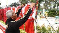 Pedagang menggelar lapak di trotoar depan kawasan GBK yang sedang diperbaiki.